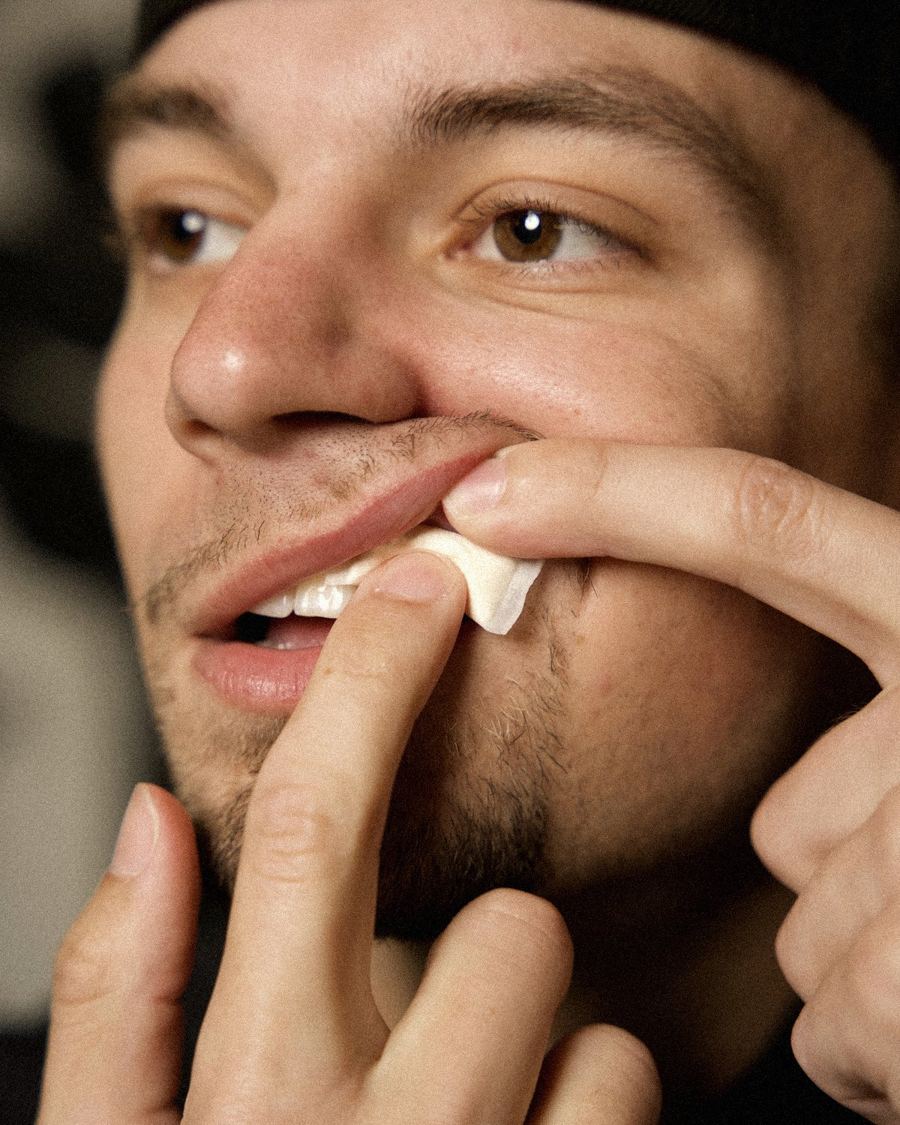 Guy tucking a NOOT pouch under his lip